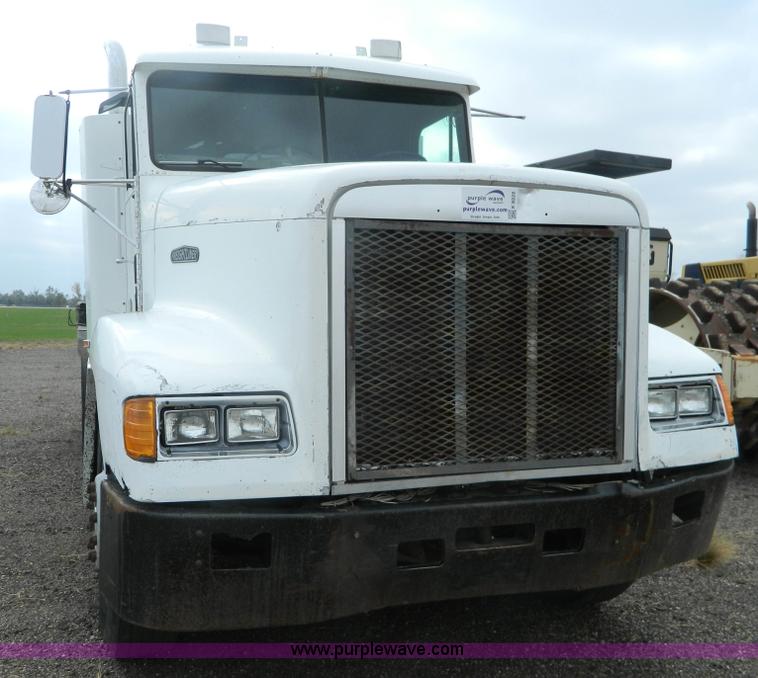 image for item K8228 1989 Freightliner FLD semi truck