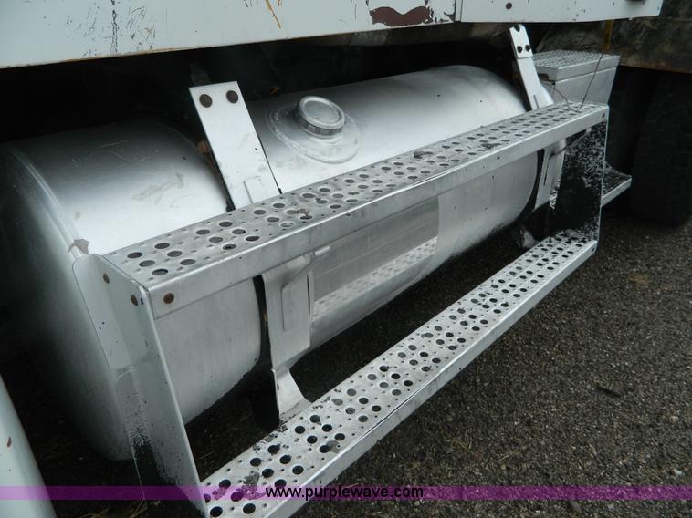 image for item K8228 1989 Freightliner FLD semi truck