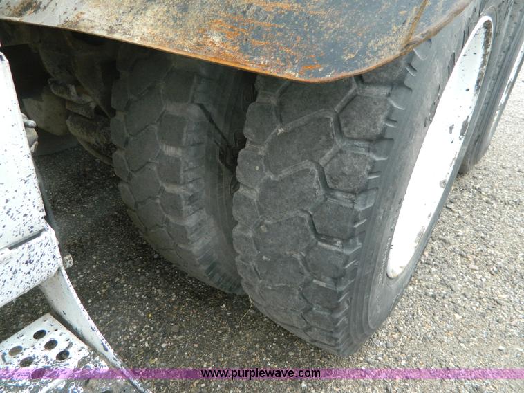 image for item K8228 1989 Freightliner FLD semi truck