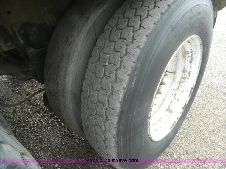 image for item K8228 1989 Freightliner FLD semi truck