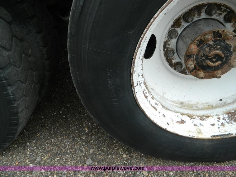 image for item K8228 1989 Freightliner FLD semi truck