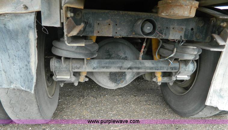 image for item K8228 1989 Freightliner FLD semi truck