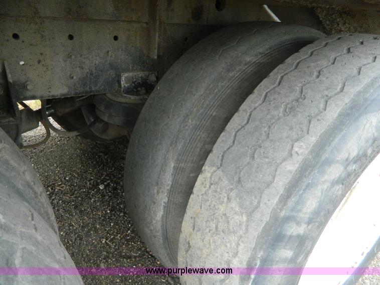 image for item K8228 1989 Freightliner FLD semi truck