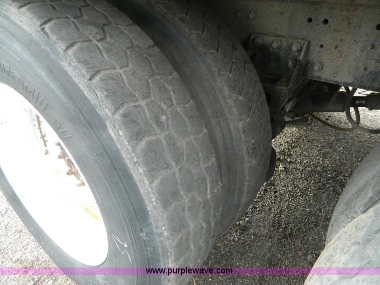 image for item K8228 1989 Freightliner FLD semi truck