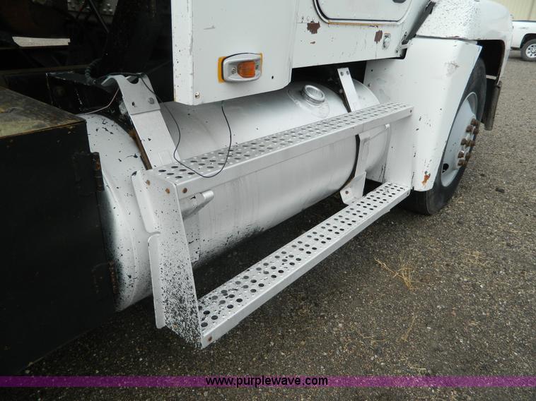 image for item K8228 1989 Freightliner FLD semi truck