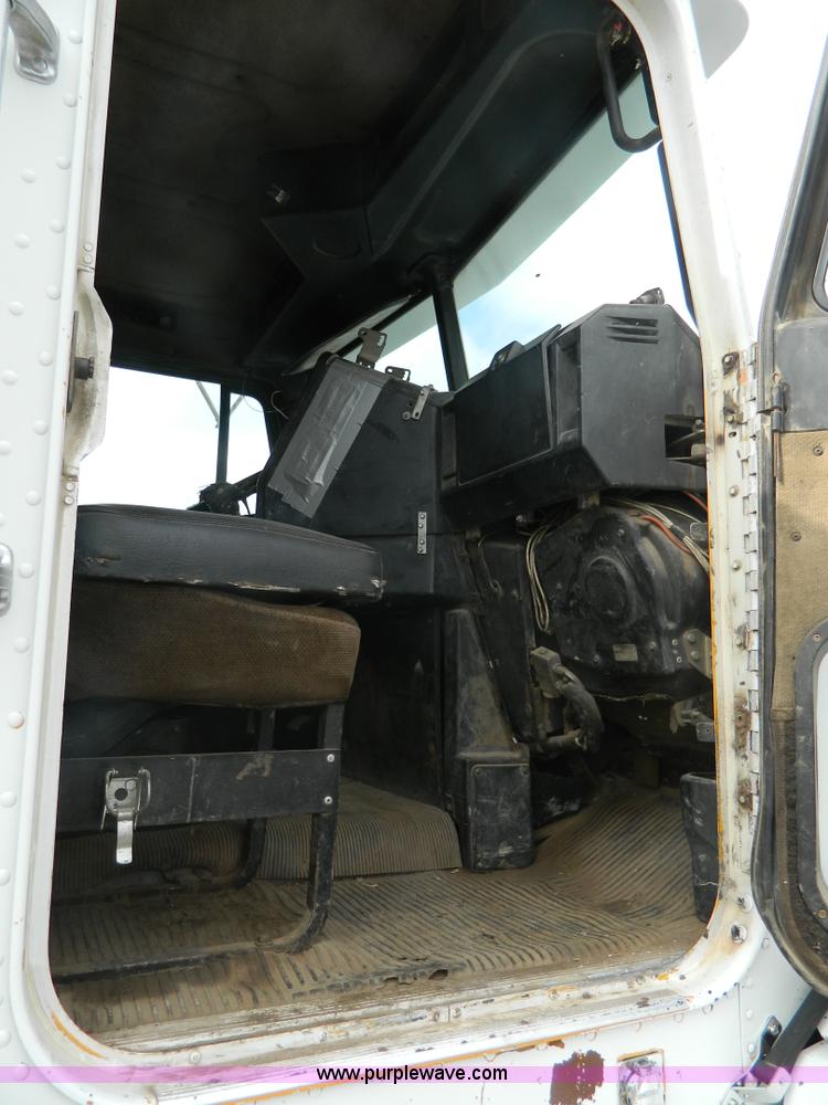 image for item K8228 1989 Freightliner FLD semi truck