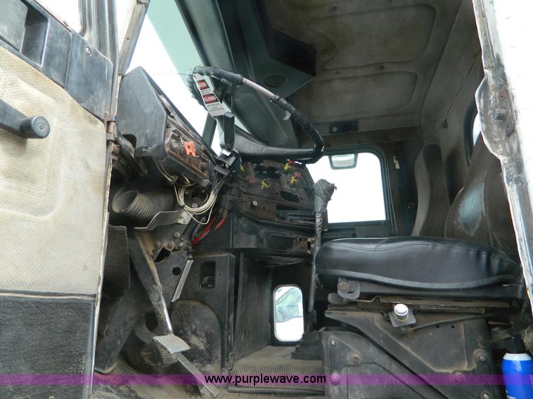 image for item K8228 1989 Freightliner FLD semi truck