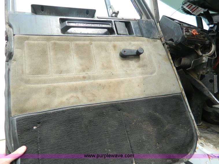 image for item K8228 1989 Freightliner FLD semi truck