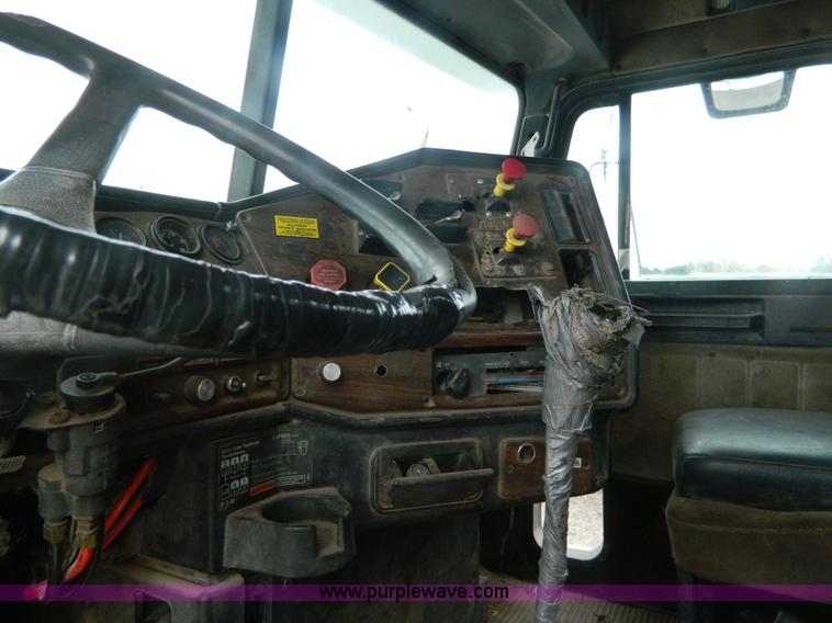 image for item K8228 1989 Freightliner FLD semi truck