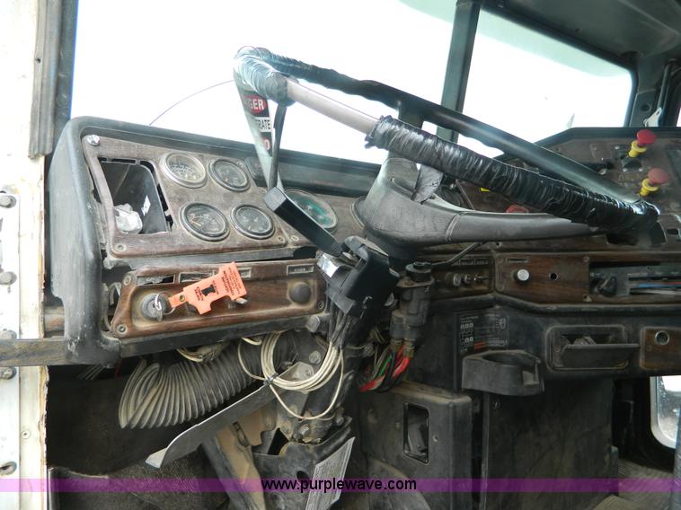 image for item K8228 1989 Freightliner FLD semi truck
