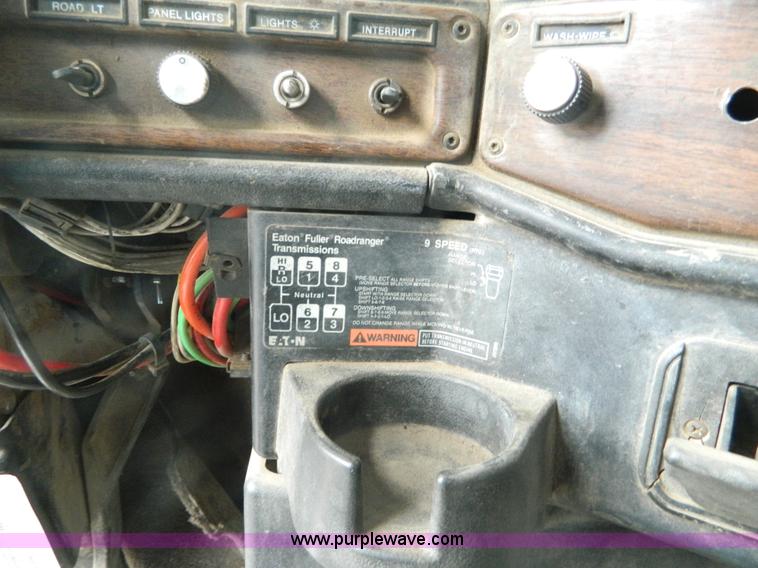 image for item K8228 1989 Freightliner FLD semi truck