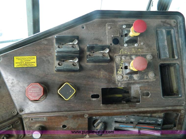 image for item K8228 1989 Freightliner FLD semi truck