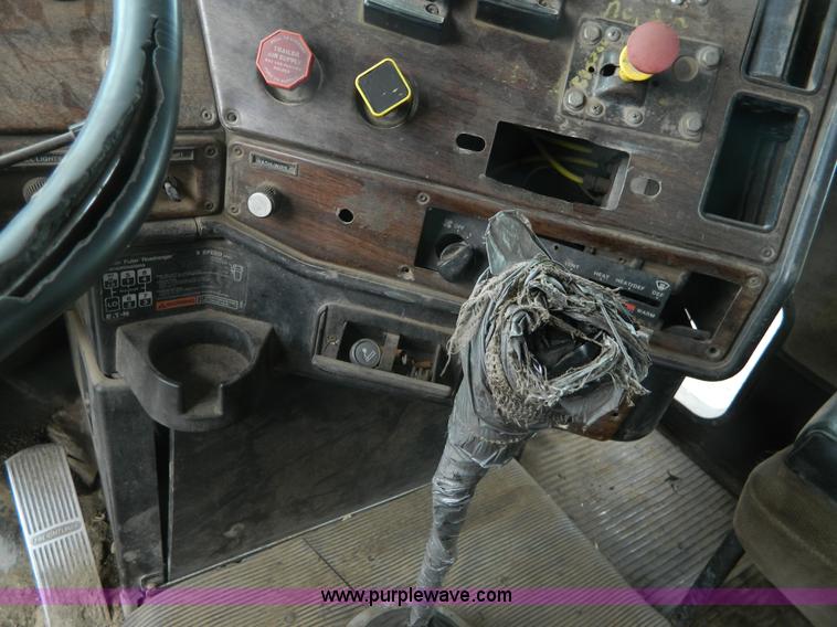 image for item K8228 1989 Freightliner FLD semi truck