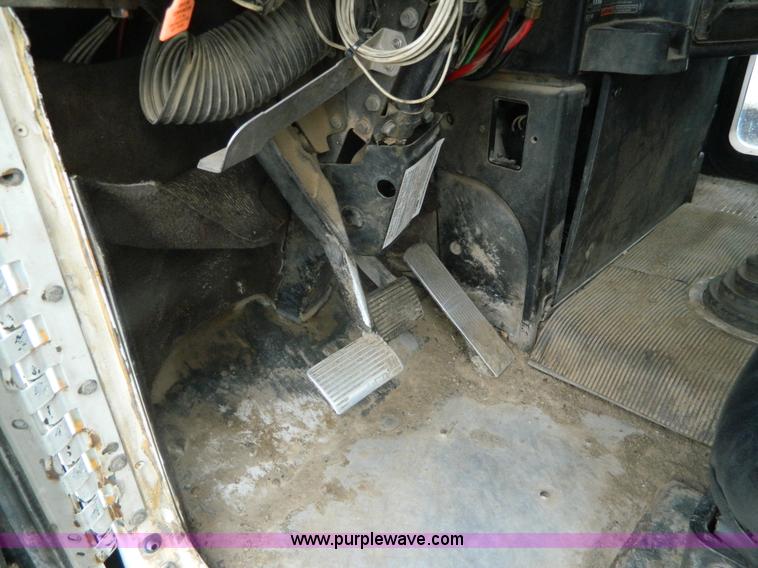 image for item K8228 1989 Freightliner FLD semi truck