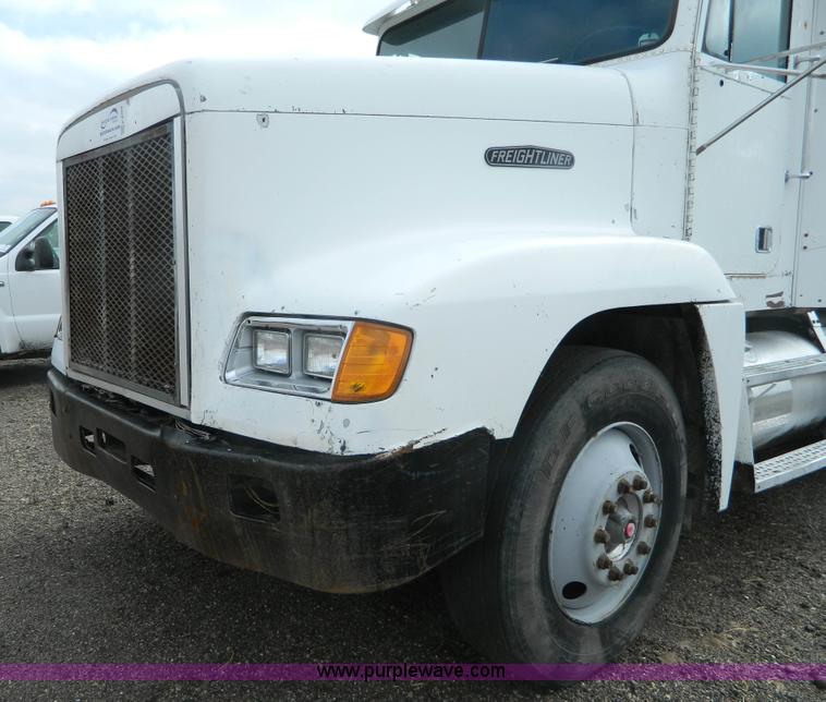 image for item K8228 1989 Freightliner FLD semi truck