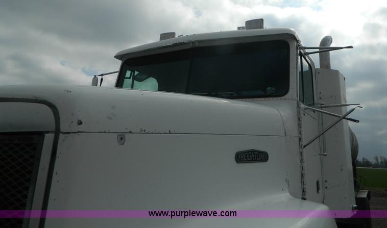 image for item K8228 1989 Freightliner FLD semi truck