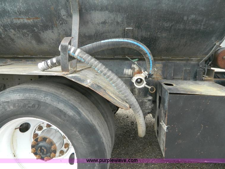 image for item K8228 1989 Freightliner FLD semi truck