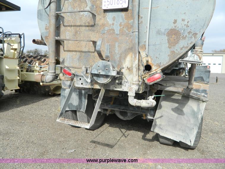 image for item K8228 1989 Freightliner FLD semi truck