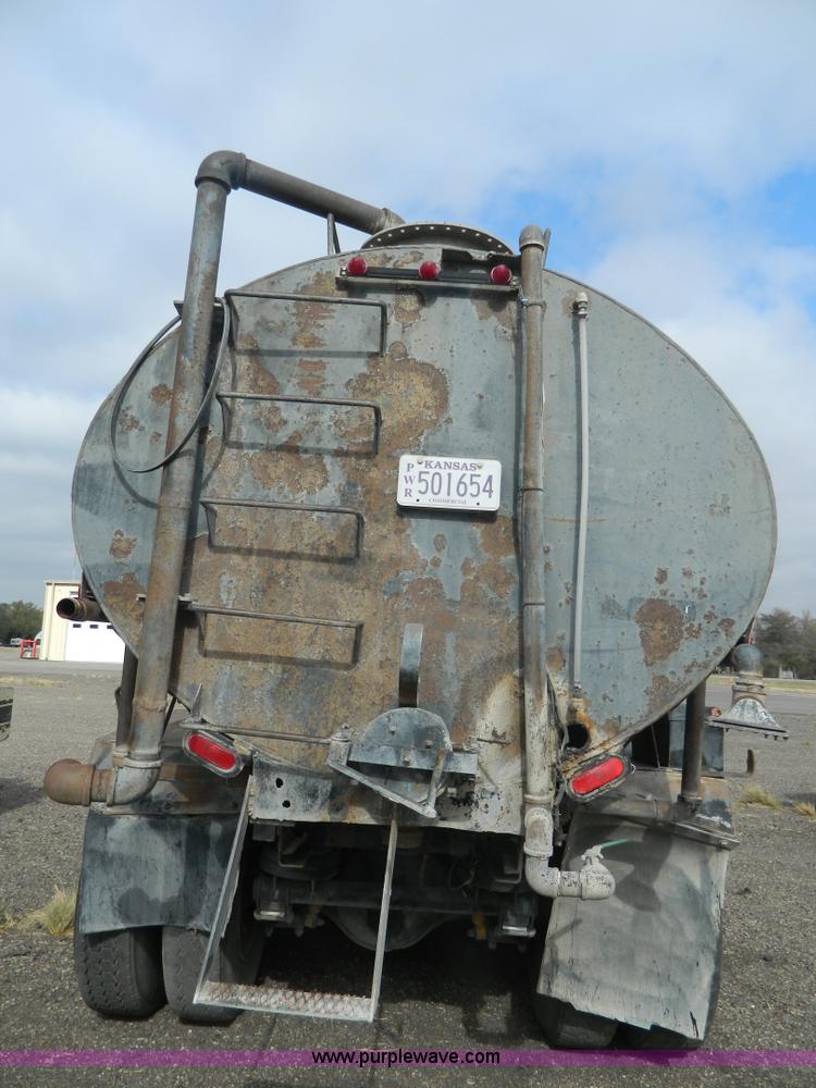 image for item K8228 1989 Freightliner FLD semi truck