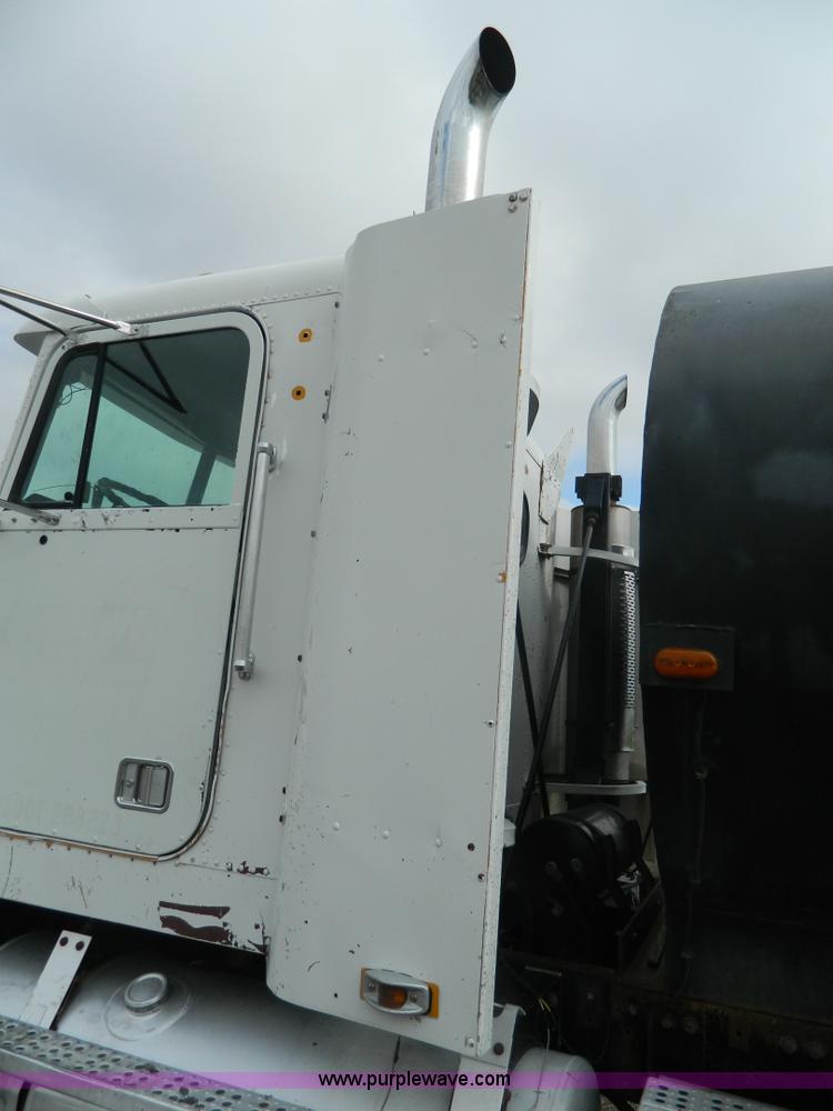 image for item K8228 1989 Freightliner FLD semi truck