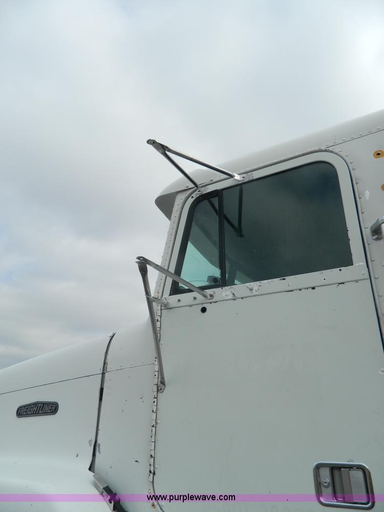 image for item K8228 1989 Freightliner FLD semi truck