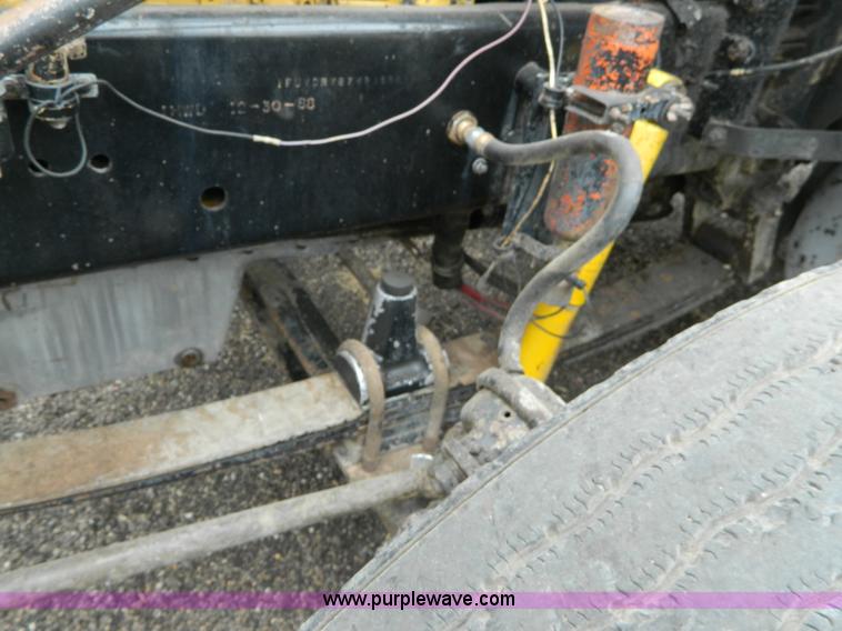 image for item K8228 1989 Freightliner FLD semi truck