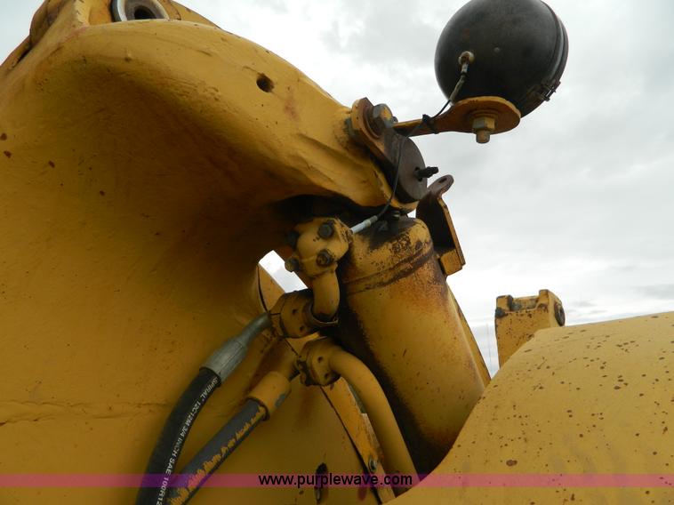 image for item K8231 1977 Caterpillar 966C wheel loader