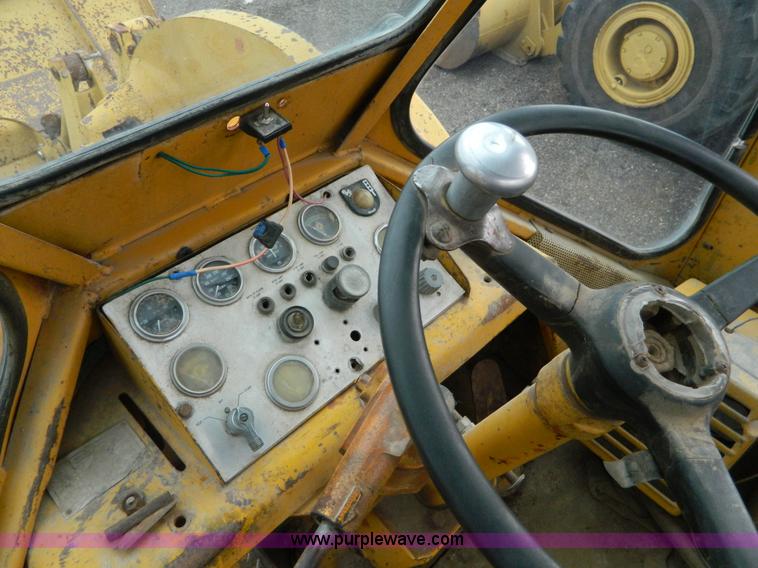 image for item K8231 1977 Caterpillar 966C wheel loader