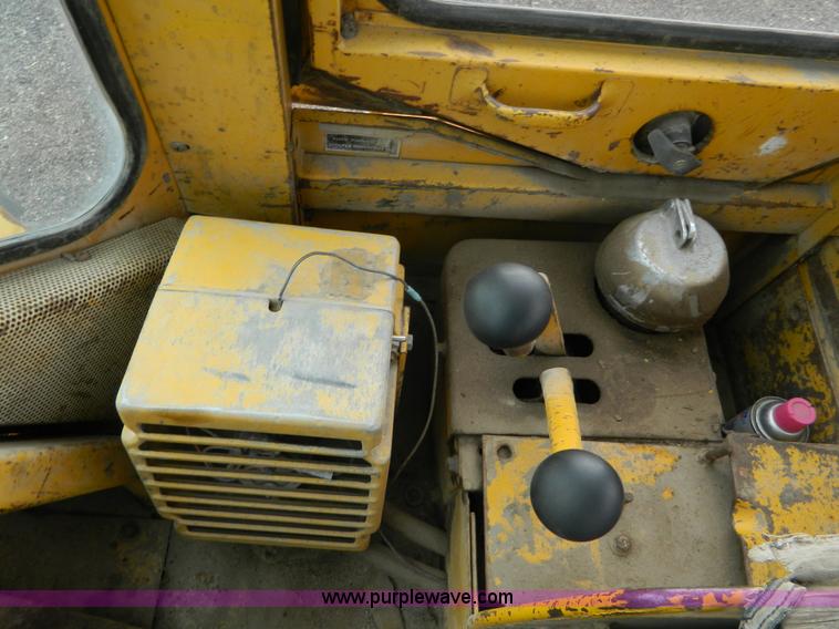 image for item K8231 1977 Caterpillar 966C wheel loader
