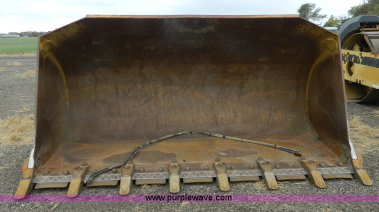 image for item K8233 Caterpillar loader bucket