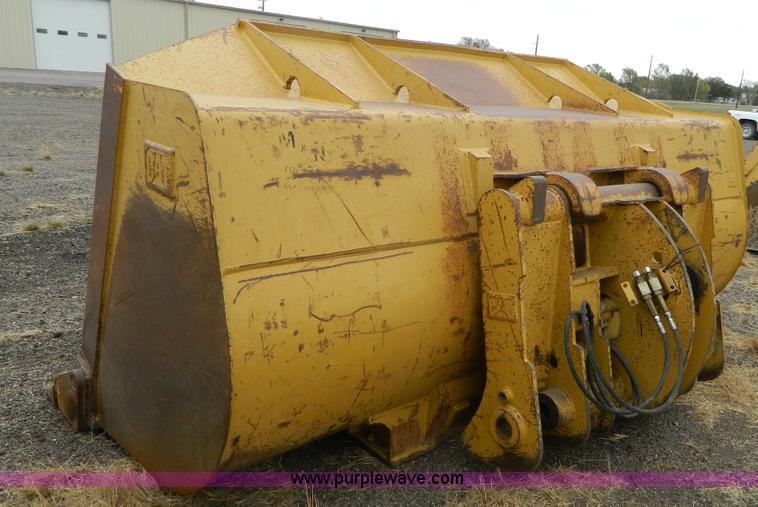 image for item K8233 Caterpillar loader bucket