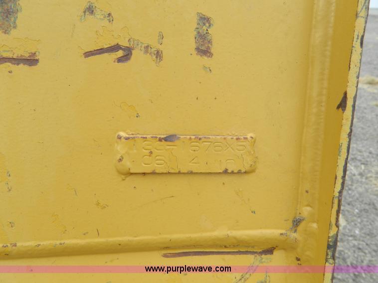 image for item K8233 Caterpillar loader bucket