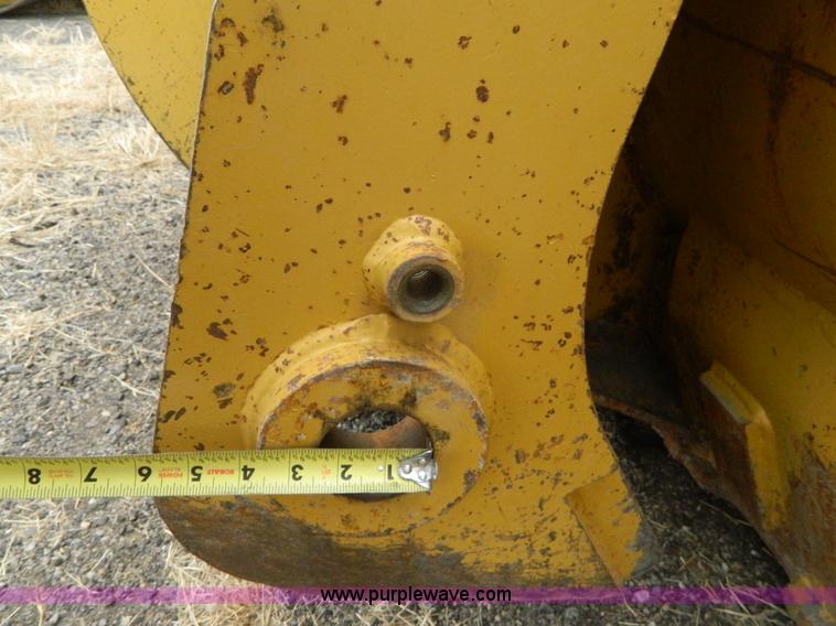 image for item K8233 Caterpillar loader bucket
