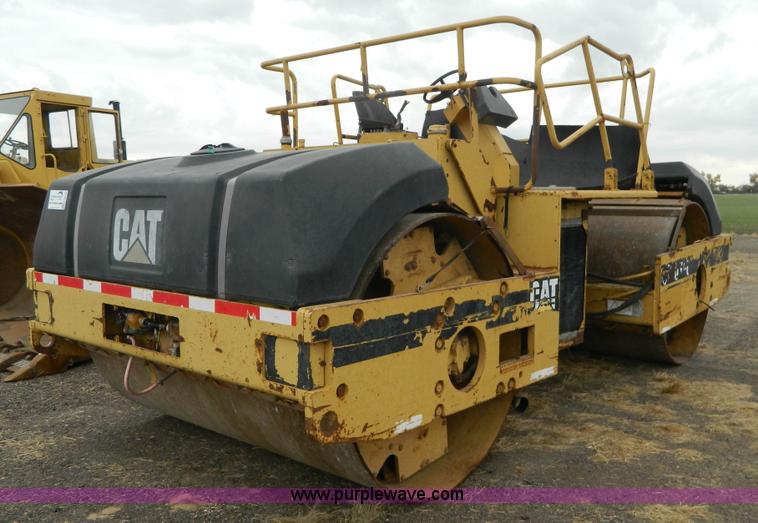 image for item K8234 1998 Caterpillar CB634C double drum roller