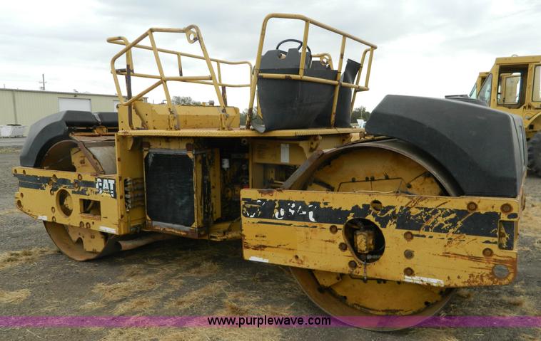 image for item K8234 1998 Caterpillar CB634C double drum roller