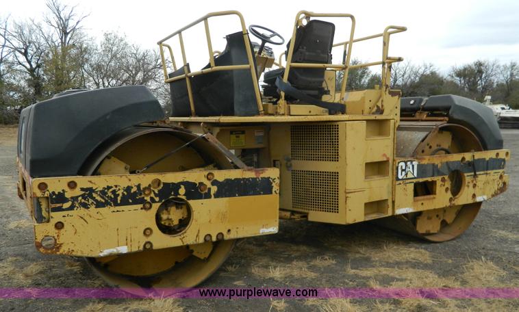 image for item K8234 1998 Caterpillar CB634C double drum roller