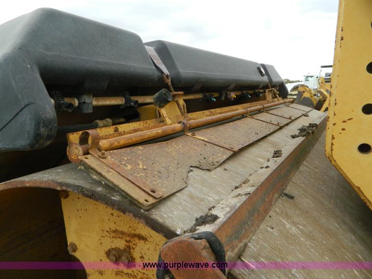 image for item K8234 1998 Caterpillar CB634C double drum roller