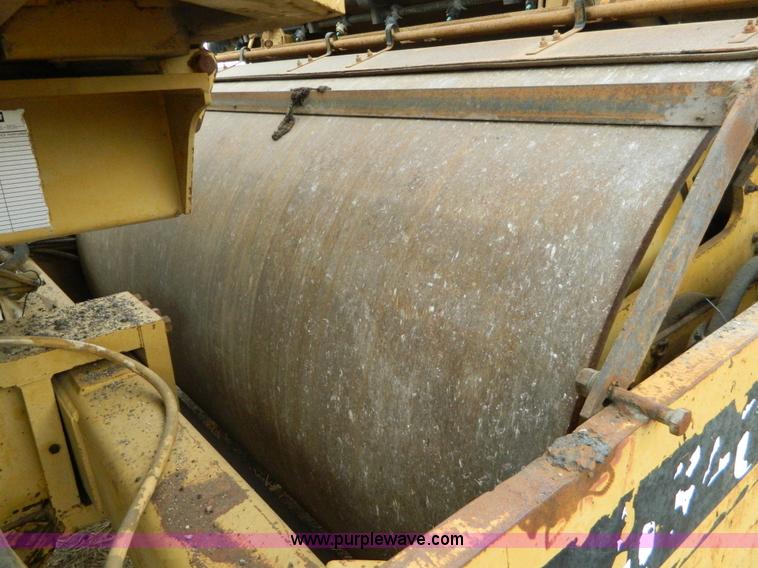 image for item K8234 1998 Caterpillar CB634C double drum roller