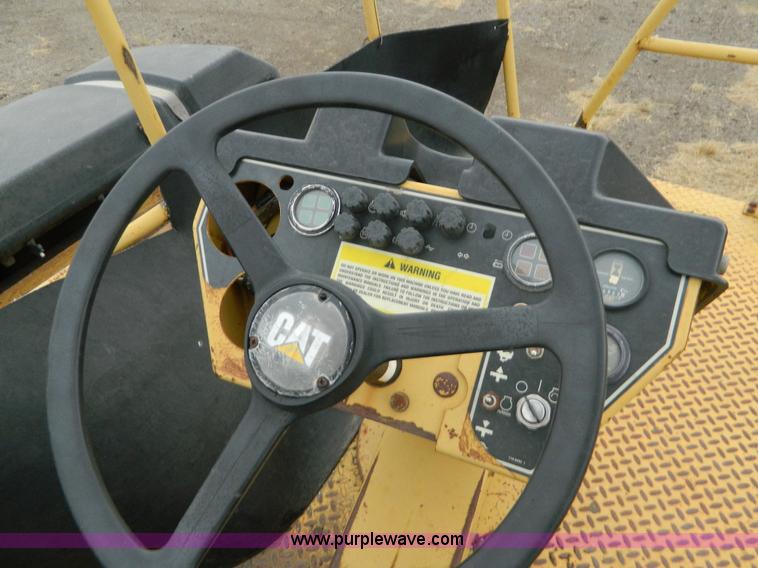 image for item K8234 1998 Caterpillar CB634C double drum roller