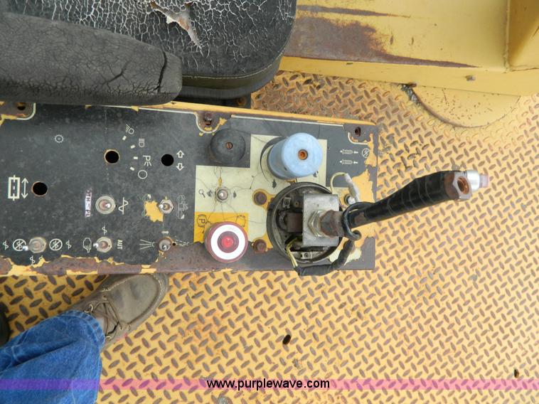 image for item K8234 1998 Caterpillar CB634C double drum roller