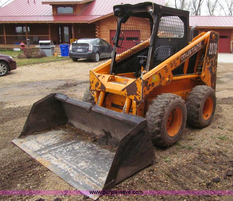 image for item L1810 1999 Mustang 2070 skid steer