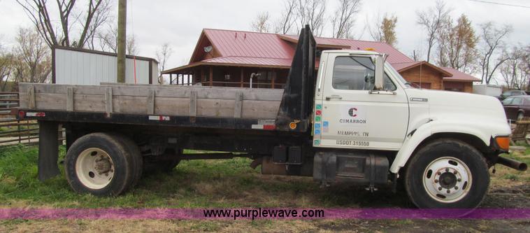 image for item L1811 1997 Ford F800 flatbed truck