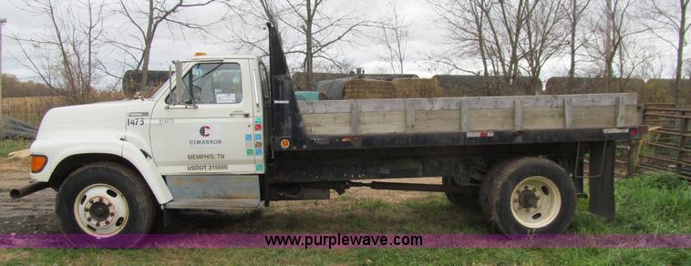 image for item L1811 1997 Ford F800 flatbed truck