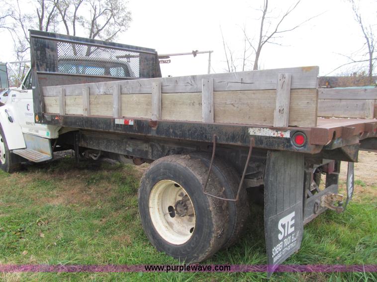 image for item L1811 1997 Ford F800 flatbed truck