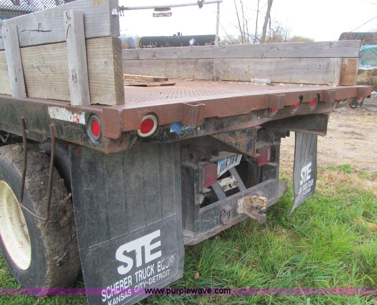 image for item L1811 1997 Ford F800 flatbed truck