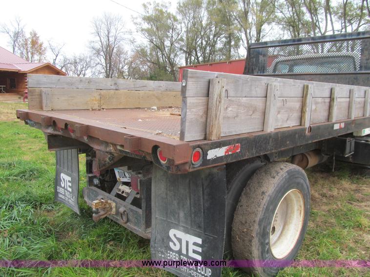image for item L1811 1997 Ford F800 flatbed truck