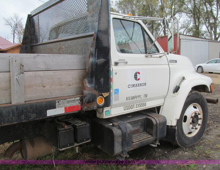 image for item L1811 1997 Ford F800 flatbed truck