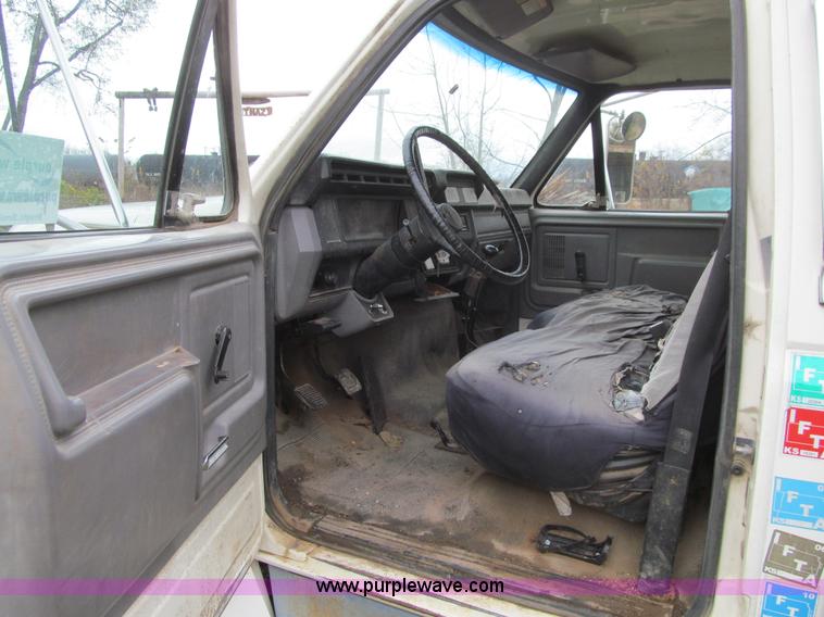 image for item L1811 1997 Ford F800 flatbed truck