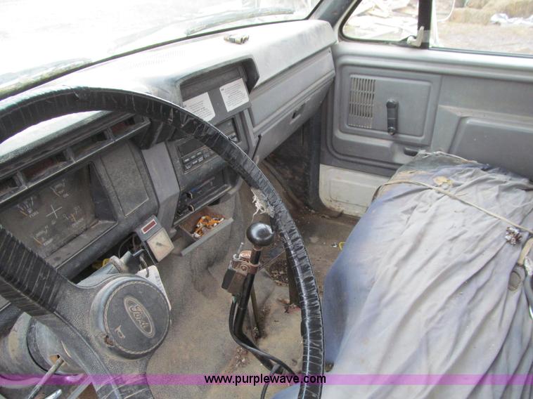 image for item L1811 1997 Ford F800 flatbed truck