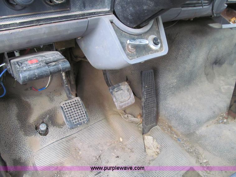 image for item L1811 1997 Ford F800 flatbed truck